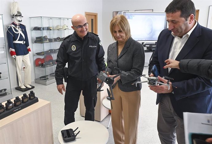 La alcaldesa de Jerez, María José García-Pelayo, supervisa el nuevo material de la Policía Local.