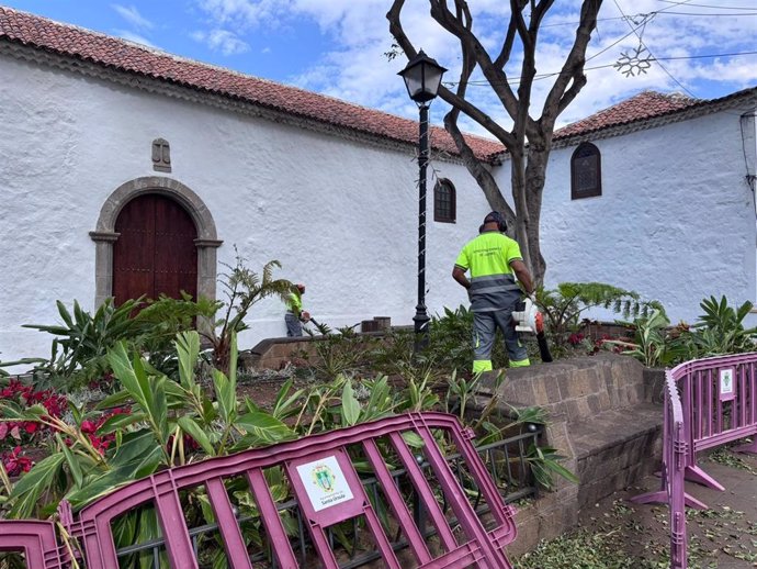 Operarios del Ayuntamiento de Santa Úrsula trabajan en los desperfectos ocasionados por el paso de la borrasca 'Dorothy'