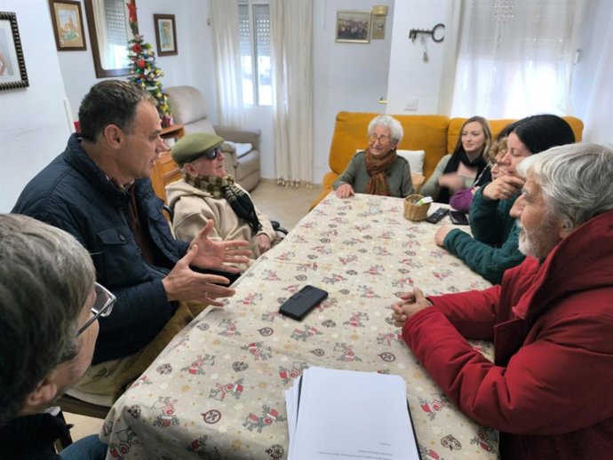 El alcalde de Lebrija con la familia de Francisco Cano Montenegro
