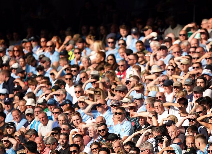 Archivo - Aficionados del Manchester City ante el Fulham en el Etihad Stadium. 