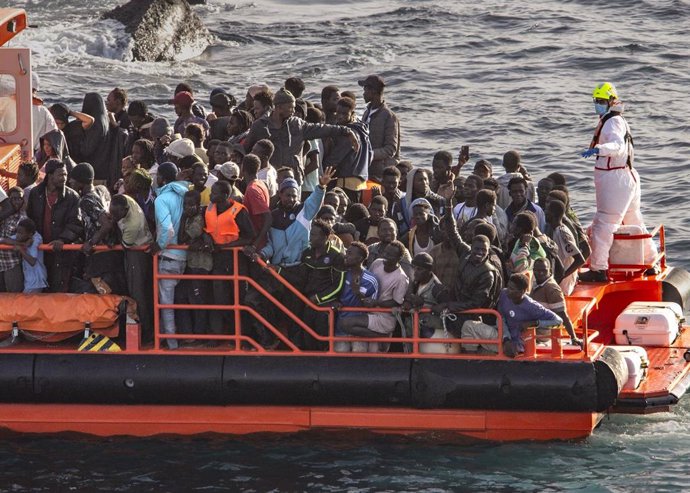 Una lancha de Salvamento Marítimo tras el rescate de un cayuco a su llegada al Puerto de la Restinga, a 30 de noviembre de 2024, en El Hierro, Santa Cruz de Tenerife, Tenerife, Canarias (España).