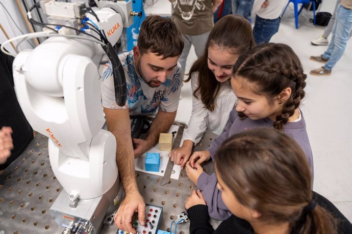 En un taller, las alumnas descubrieron cómo la robótica cumple un papel fundamental en el avance científico y tecnológico.