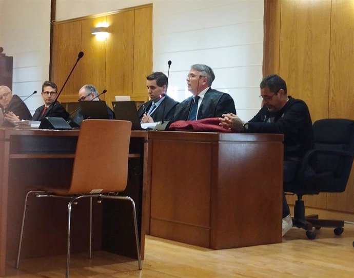 Archivo - El 'Chiqui', último por la derecha, durante la primera jornada del juiicio en la Audiencia de Valladolid por la muerte a tiros de un vecino y de un negociador de la Guardia Civil en Santonia de Pisuerga.