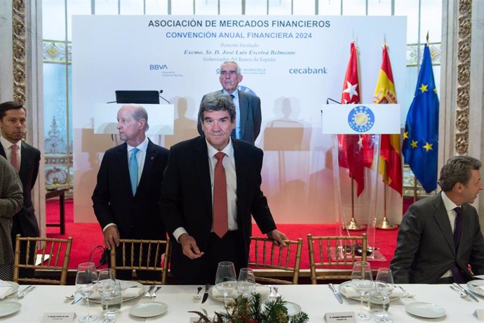 El Gobernador del Banco de España, José Luis Escrivá (c) , llega a la XXIV Conferencia de la Asociación de Mercados Financieros, en el Casino de Madrid, a 16 de diciembre de 2024, en Madrid (España).