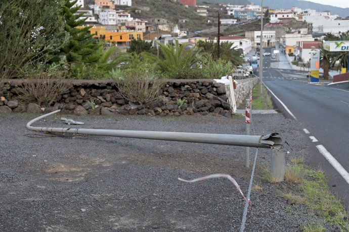 Una farola tirada por las fuertes rachas de viento en Frontera, El Hierro