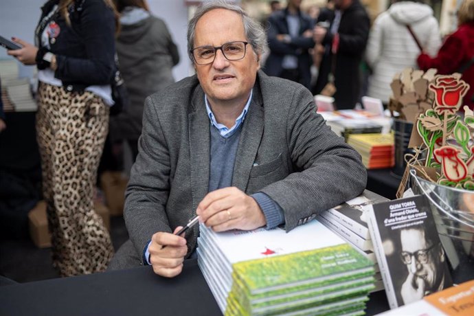 Archivo - El expresidente de la Generalitat de Catalunya Quim Torra durante la firma de libros en el día de Sant Jordi 2024, a 23 de abril de 2024, en Barcelona, Catalunya (España). Barcelona acoge como cada año la festividad de Sant Jordi y engalana la c