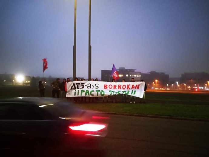Concentración de los trabajadores de la empresa AyS de Vitoria-Gasteiz