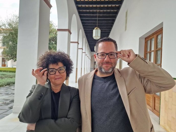 Archivo - Los diputados de Adelante Andalucía, Maribel Mora y José Ignacio García, exhiben sus gafas en los pasillos del Parlamento de Andalucía. (Foto de archivo).