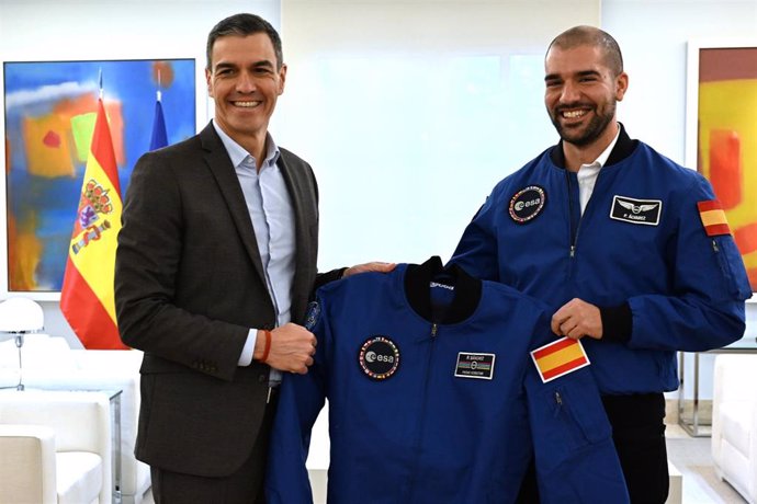 El presidente del Gobierno, Pedro Sánchez, y el astronauta Pablo Álvarez