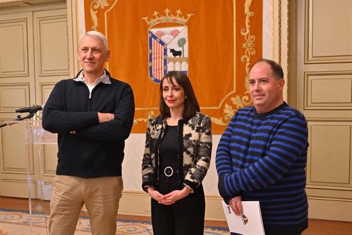 La concejala de Festejos, Carmen Seguín, en la presentación de la cabalgata junto a los directores de Comercial y de Marketing de Leche Gaza, Ignacio Barrera y Roberto Vizán, respectivamente.