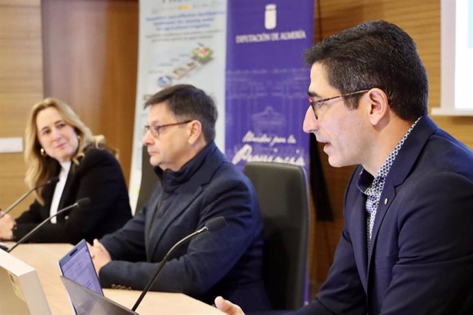 Esther Álvarez, en representación de la Diputación de Almería, y José Antonio Sánchez y José Luis Casas, en representación de la UAL,  en la apertura del curso ‘Innovación y retos de futuro en la depuración y regeneración de aguas residuales en la UE'.