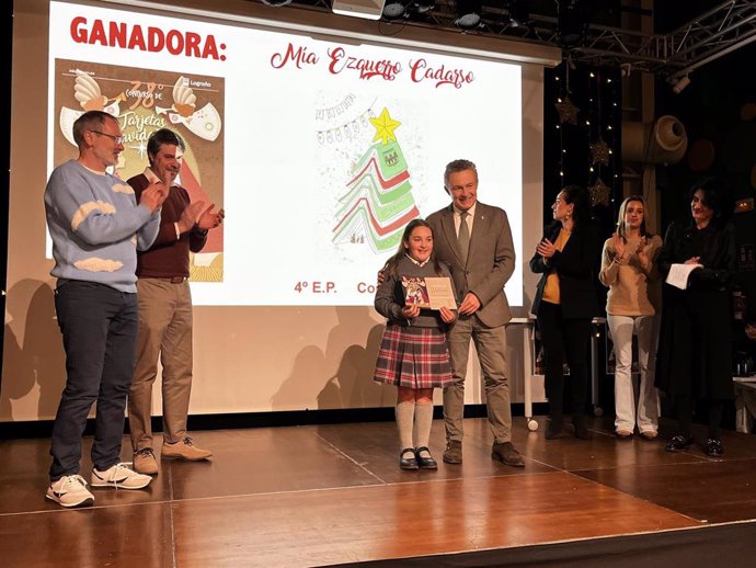 El alcalde de Logroño entrega el primer premio del Concurso de Tarjetas Navideñas a Mía Ezquerro, de La Enseñanza