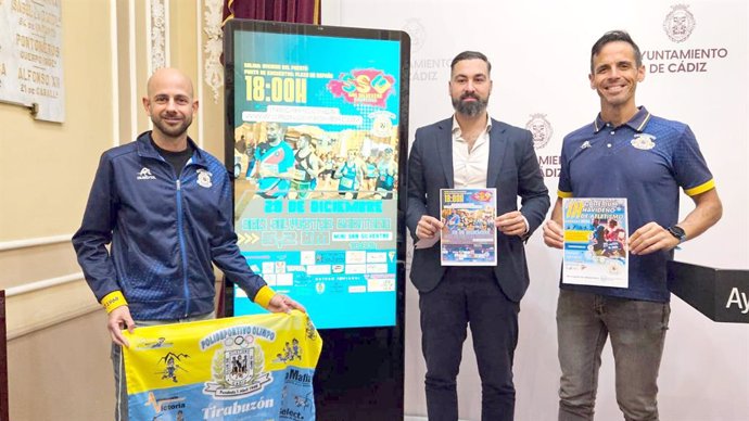 El concejal de Deportes en el Ayuntamiento de Cádiz, Carlos Lucero, junto con el presidente y el gerente del Club Polideportivo Olimpo Cádiz, Raúl Plazuelo y Álvaro de la Fuente, presentando la San Silvestre Gaditana.