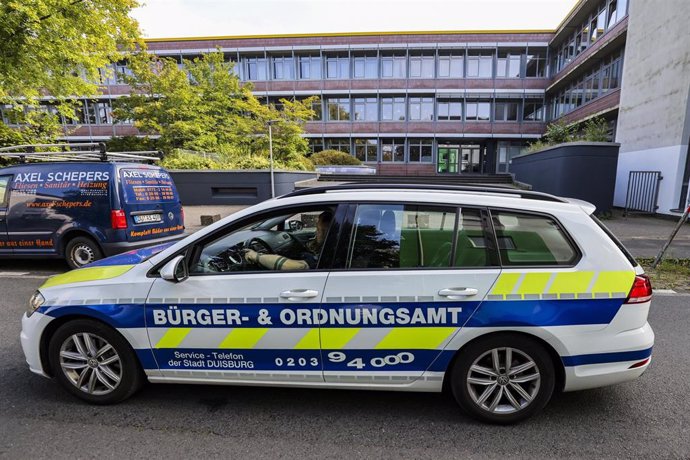 Archivo - 19 September 2024, North Rhine-Westphalia, Duisburg: A vehicle from Duisburg's public order office parks in front of Mitte Comprehensive School. Two schoolgirls, born in 2005 and 2006, were killed in a traffic accident on the Mediterranean coast