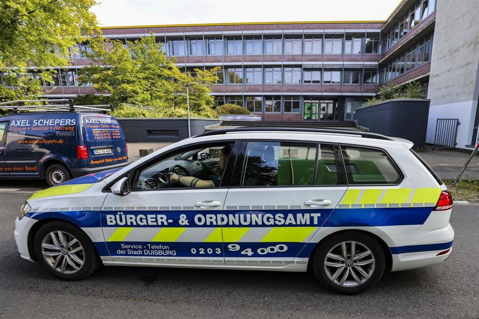 Archivo - 19 September 2024, North Rhine-Westphalia, Duisburg: A vehicle from Duisburg's public order office parks in front of Mitte Comprehensive School. Two schoolgirls, born in 2005 and 2006, were killed in a traffic accident on the Mediterranean coa