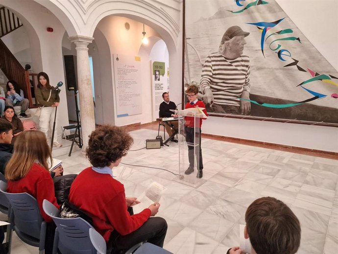 Un estudiante de El Puerto durante la lectura continuada de poemas de Rafael Alberti