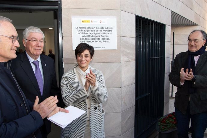 Isabel Rodríguez, ministra de Vivienda y Agenda Urbana, inaugura junto al alcalde de Illescas, José Manuel Tofiño, la rehabilitación del edificio sanitario asistencial del municipio.