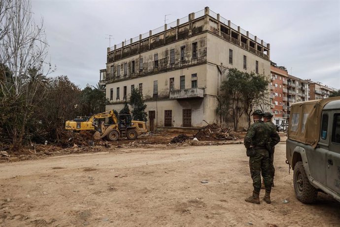 Militares y una máquina excavadora en las inmediaciones del lugar donde han hallado un cadáver, víctima de la DANA, a 12 de diciembre de 2024, en Paiporta, Valencia, Comunidad Valenciana (España).