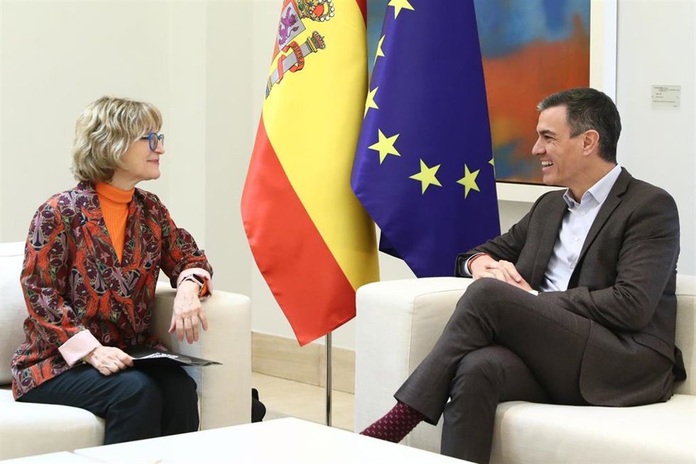 El presidente del Gobierno, Pedro Sánchez, y la secretaria general de Amnistía Internacional, Agns Callamard, durante su reunión en el Palacio de la Moncloa