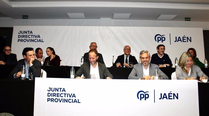 Juan Bravo (2d) en la reunión de la junta directiva provincial del PP de Jaén.