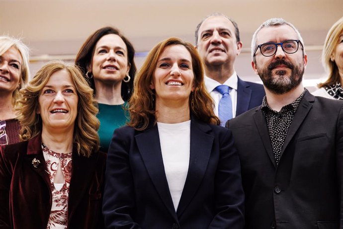 La ministra de sanidad, Mónica García(c), posa tras el pleno del Consejo Interterritorial del Sistema Nacional de Salud (CISNS), en la sede del Ministerio de Sanidad, a 16 de diciembre de 2024, en Madrid (España).