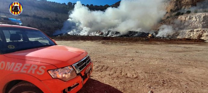 Bomberos trabajando en el incendio de Alberic (Valencia)