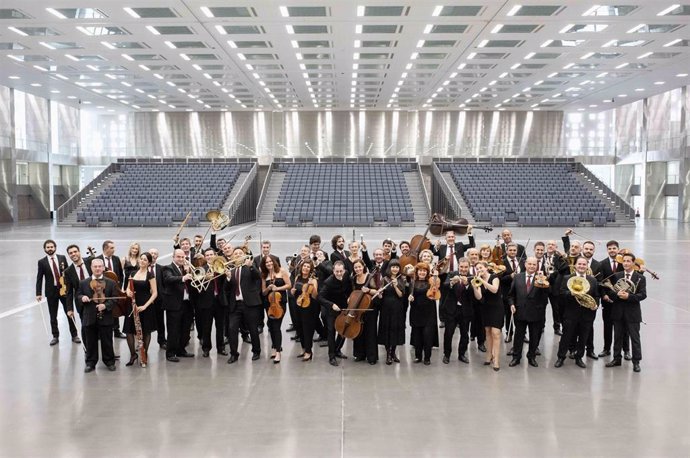 Archivo - La Orquesta de Córdoba con el director Salvador Vázquez (centro).