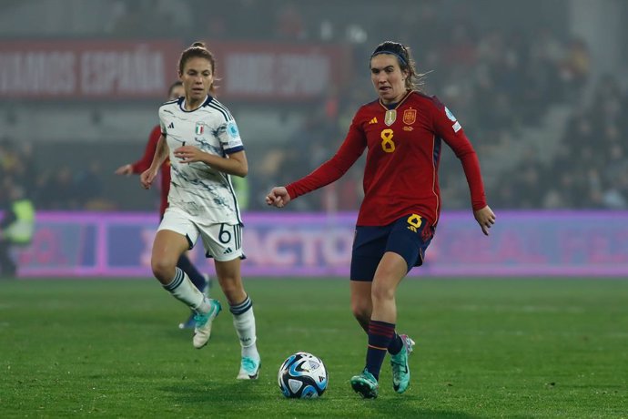 Archivo - Manuela Giugliano of Italy and Mariona Caldentey of Spain in action during the Women's Nations League, Group D, football match played between Spain and Italy at Pasaron Municipal stadium on December 01, 2023, in Pontevedra, Spain.