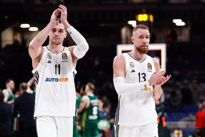 Mario Hezonja y Dzanan Musa aplauden a su afición tras el partido ante el Zalgiris de la Euroliga 24-25