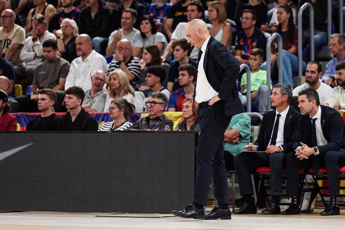 Archivo - Joan Penarroya, head coach of FC Barcelona gestures during the Turkish Airlines Euroleague, match played between FC Barcelona and Alba Berlin at Palau Blaugrana on October 11, 2024 in Barcelona, Spain.