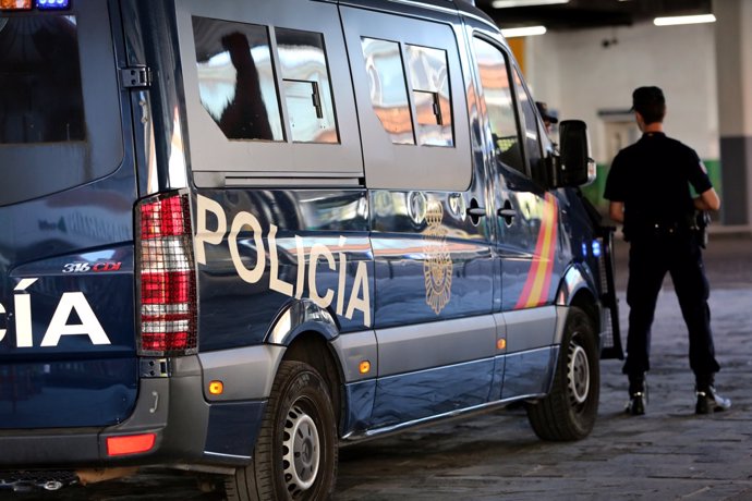 Archivo - Imagen de recurso de agentes de Policía Nacional junto a un furgón policial del Cuerpo.