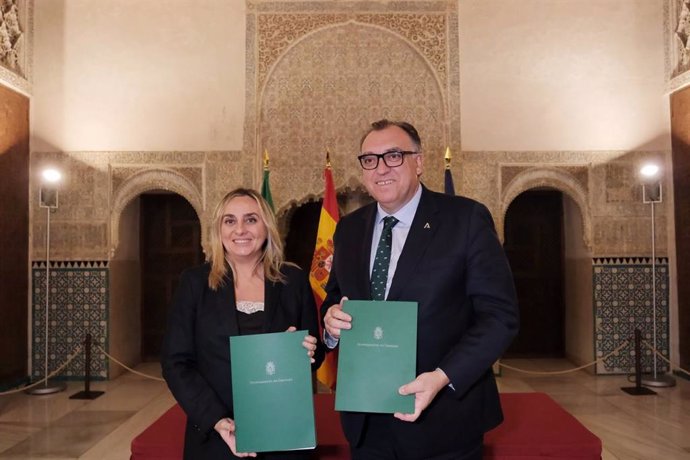 El consejero de Turismo y Andalucía Exterior de la Junta de Andalucía, Arturo Bernal, y la alcaldesa de Granada, Marifrán Carazo, tras la firma del tercer convenio andaluz para el control de viviendas turísticas.