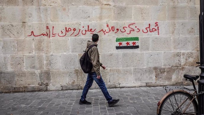 Bandera histórica de la oposición en un muro de la capital de Siria, Damasco