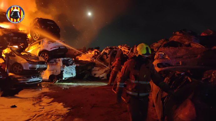 Incendio en un solar de Catarroja