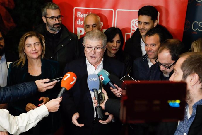 Foto de archivo del secretario general del PSOE en la Región de Murcia, José Velez, atiende a los medios de comunicación durante el Comité Regional del PSRM-PSOE