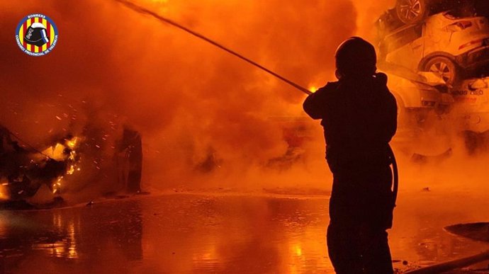 Extinguido el incendio en una campa para acoger coches siniestrados de la dana en Catarroja (Valencia)