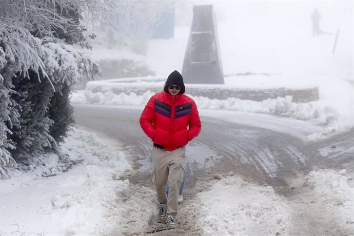 Una persona pasea por la nieve, a 9 de diciembre de 2024, en Pedrafita do Cebreiro, Lugo, Galicia (España). 