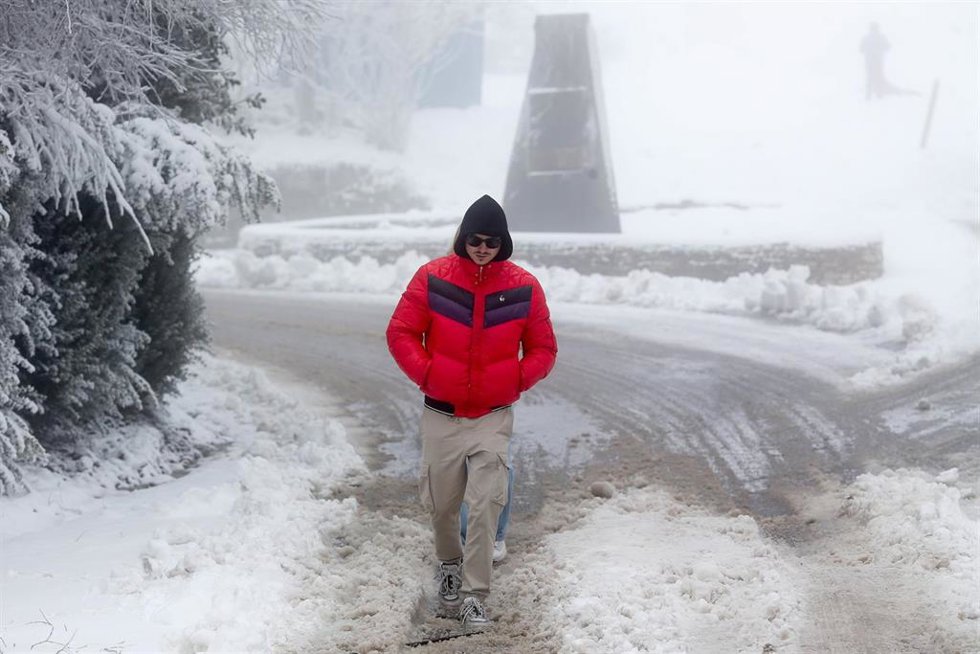 Una persona pasea por la nieve, a 9 de diciembre de 2024, en Pedrafita do Cebreiro, Lugo, Galicia (España).