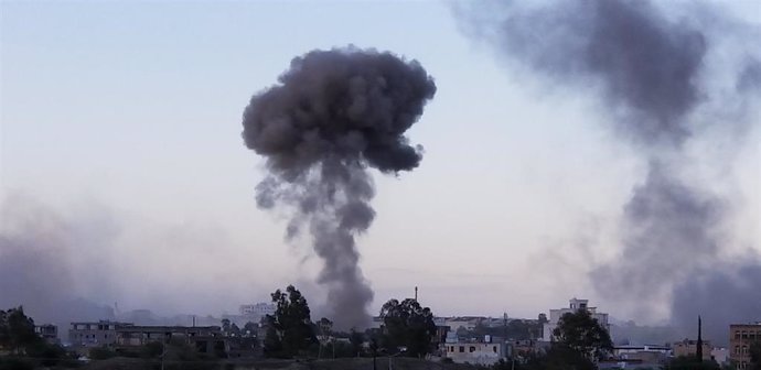 Archivo - Imagen de archivo de un bombardeo estadounidense en la capital de Yemen, Saná