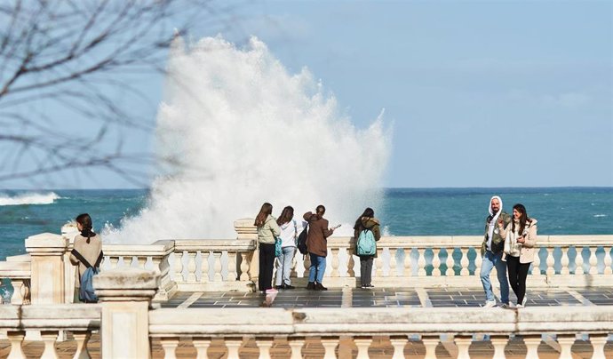 Archivo - Una ola rompe en las inmediaciones del paseo marítimo, a 25 de febrero de 2022, en Santander, Cantabria (España). 