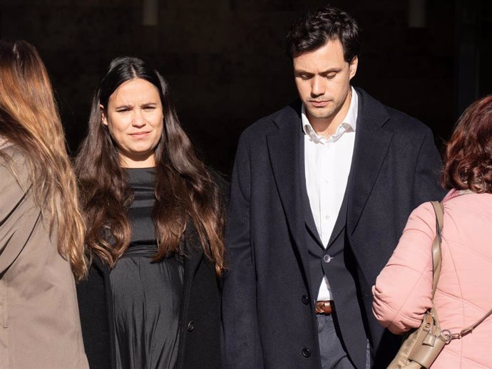 Carolina Monje y su marido, Álex Lopera, salen de la capilla ardiente del fundador de Mango, Isak Andic, en el Tanatori Les Corts, este lunes en Barcelona