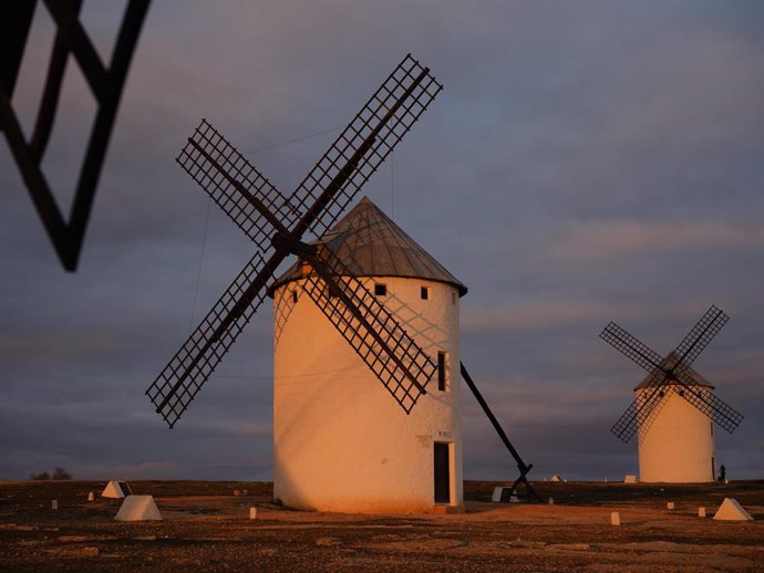 Archivo - Molinos de viento en la Sierra de los Molinos, a 7 de marzo de 2023, en Campo de Criptana, Ciudad Real, Castilla La-Mancha (España). 