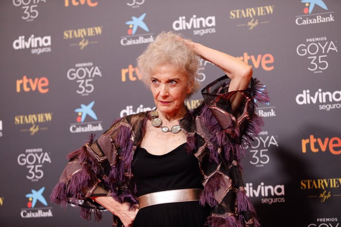 La actriz Marisa Paredes , posa en la alfombra roja en la 35 edición de los Premios Goya en el Teatro del Soho CaixaBank de Málaga a 6 de marzo del 2021.