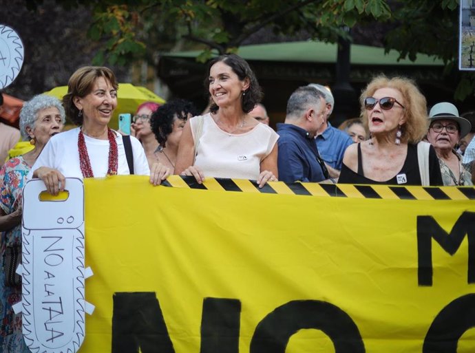 La portavoz socialista en el Ayuntamiento de Madrid, Reyes Maroto, y la actriz Marisa Paredes