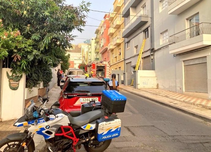 Agentes de la Policía Local y Bomberos desplazados a un edificio afectado por un incendio en Santa Cruz de Tenerife