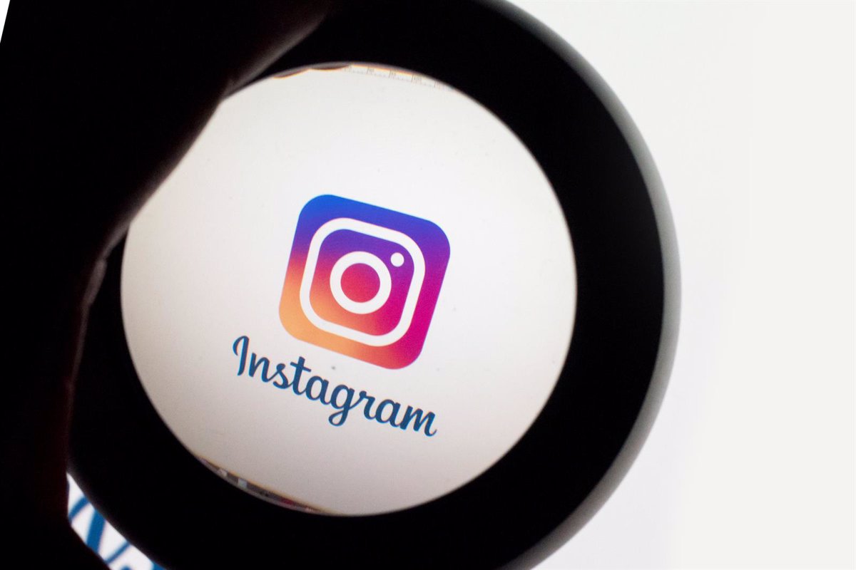 Instagram allows you to schedule the sending of direct messages