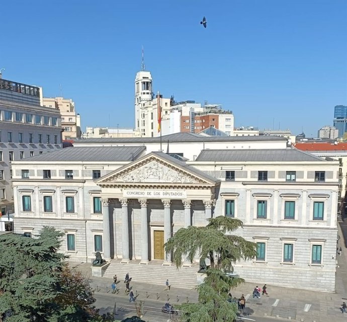 Fachada principal de la sede del Congreso, con la Puerta de los Leones