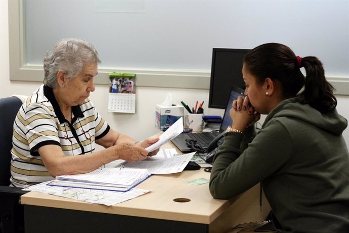 Una mujer migrante es atendida por Pueblos Unidos.