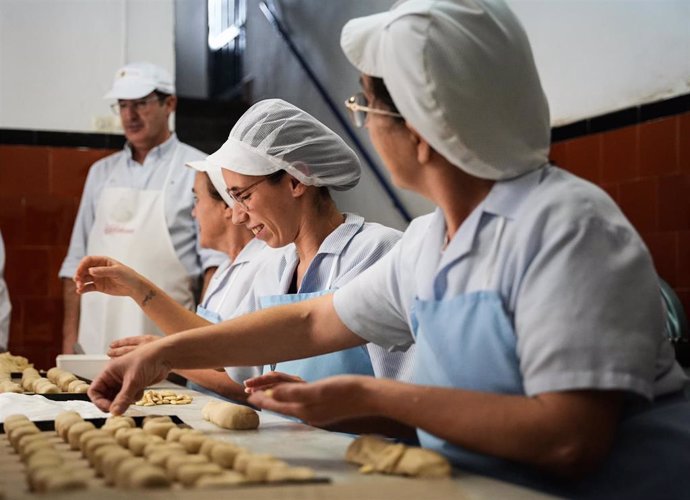 Trabajadoras haciendo mantecados en la fábrica La Colchona. A 04 de diciembre de 2024, en Estepa, Sevilla (Andalucía, España).