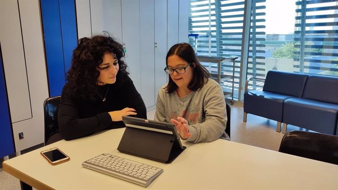 Una voluntaria y una participante durante el estudio.